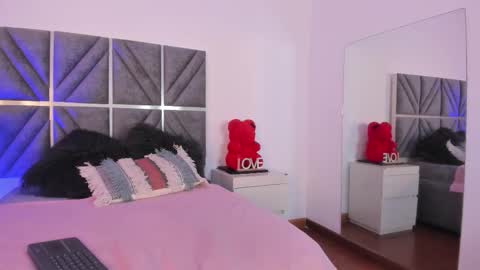 Snapshot of laura_dicardy chatting on October 4, 9:01 pm laura_dicardy online show from October 4, 9:01 pm