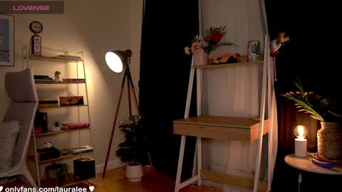 Snapshot of laura_lee chatting on October 11, 10:46 pm Laura Lee. online show from October 11, 10:46 pm