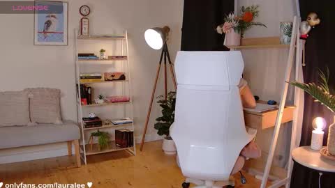 Snapshot of laura_lee chatting on October 9, 1:55 am Laura Lee. online show from October 9, 1:55 am
