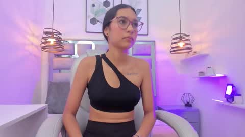 laura stuar online show from November 12, 11:45 am