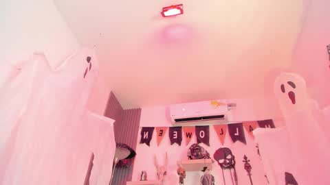 Snapshot of laurah_hill chatting on October 13, 12:07 pm Lau online show from October 13, 12:07 pm