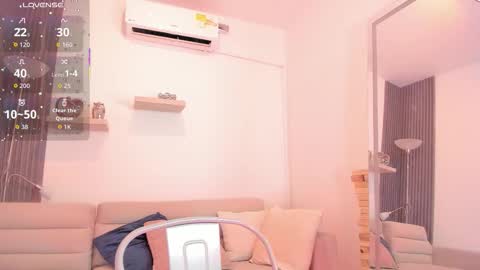 Snapshot of laurah_hill chatting on October 7, 12:12 pm Lau online show from October 7, 12:12 pm