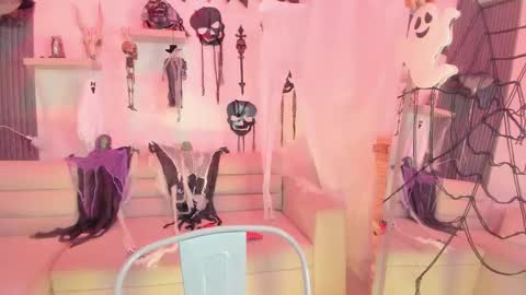 Snapshot of laurah_hill chatting on October 15, 12:17 pm Lau online show from October 15, 12:17 pm