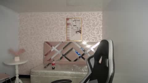 laurakail_ch online show from June 25, 3:03 am