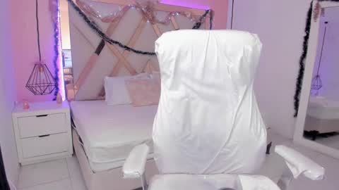 laura  online show from December 5, 11:02 pm