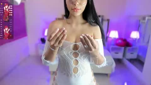 Snapshot of lauramartin1 chatting on September 10, 12:33 am Laura MartinGMT-5 2200-0600 online show from September 10, 12:33 am