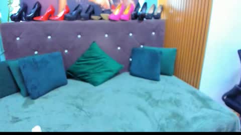 Snapshot of laurasinfull chatting on October 20, 5:34 am Laura online show from October 20, 5:34 am