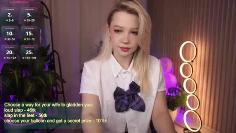 Snapshot of laurawifeness chatting on October 2, 6:23 am Laura online show from October 2, 6:23 am