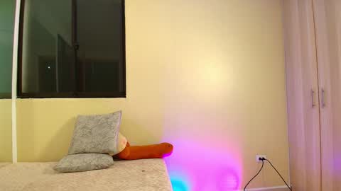 Snapshot of lauren_gil_ chatting on December 8, 11:08 pm    1      online show from December 8, 11:08 pm