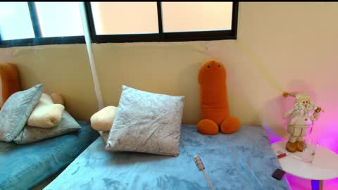 Snapshot of lauren_gil_ chatting on December 28, 9:08 pm    1      online show from December 28, 9:08 pm