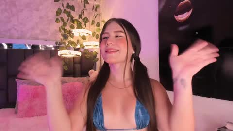 Snapshot of laurenblonde22 chatting on February 26, 7:21 pm Lauren Blonde online show from February 26, 7:21 pm