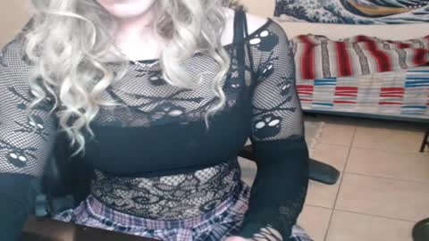 Snapshot of laurenssyx chatting on February 9, 5:19 am Lauren online show from February 9, 5:19 am