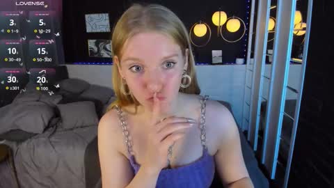 Snapshot of layla_glam chatting on September 21, 1:37 pm layla_glam online show from September 21, 1:37 pm