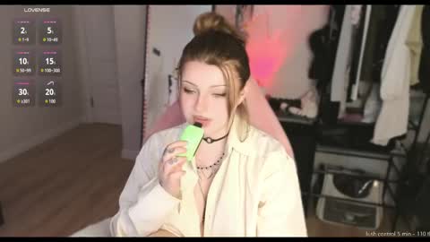 lazy girl Lizzy online show from May 8, 3:01 am