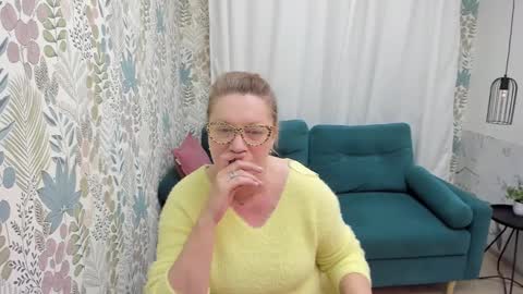 Snapshot of lea_fruit chatting on February 23, 5:01 am Lea online show from February 23, 5:01 am
