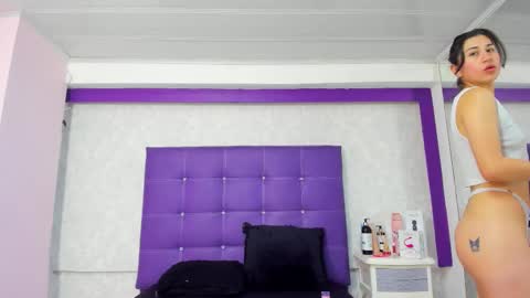 Snapshot of leamoreau__ chatting on October 14, 12:19 pm leamoreau__ online show from October 14, 12:19 pm