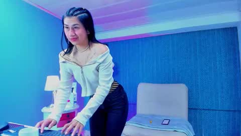 leamoreau__ online show from December 18, 12:33 pm