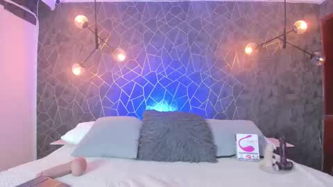 Snapshot of leigh_angels chatting on October 19, 11:42 pm LEIGH ANGELS online show from October 19, 11:42 pm