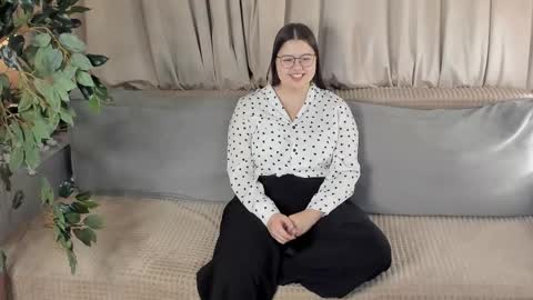 leishacaves online show from October 26, 7:35 pm