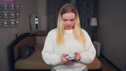 Snapshot of leotafredericks chatting on October 8, 5:35 am Hello everyone Im Lora Its my first day Were going to have fun together online show from October 8, 5:35 am