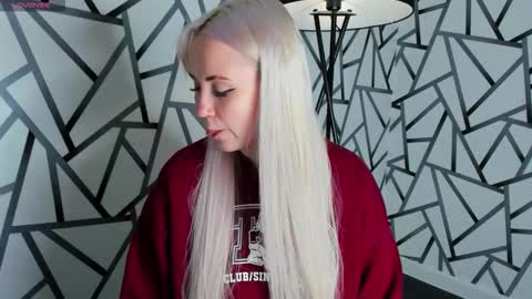 Snapshot of leslie_bell chatting on October 7, 2:07 am Joyce online show from October 7, 2:07 am