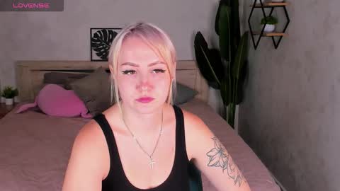 Snapshot of leslie_bell chatting on September 18, 7:45 am Joyce online show from September 18, 7:45 am