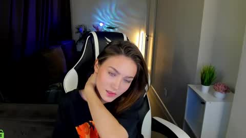 Leslie online show from April 26, 1:25 am