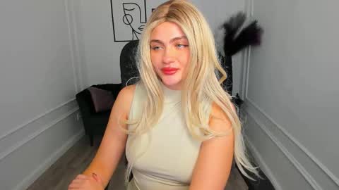Snapshot of lesliemineg chatting on October 3, 8:17 pm lesliemineg online show from October 3, 8:17 pm