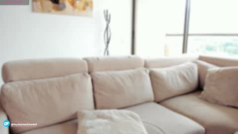 INSTA leylasteel model         online show from November 5, 6:10 pm