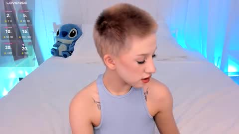 Snapshot of lezy_liza chatting on October 11, 5:23 am Lisa online show from October 11, 5:23 am