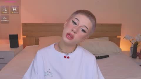 Snapshot of lezy_liza chatting on October 9, 5:02 am Lisa online show from October 9, 5:02 am