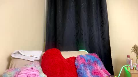 Little Queen Lia  online show from March 23, 12:15 am