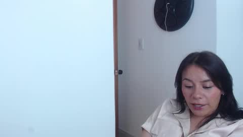 LIA TAYLOR  online show from January 17, 7:05 pm