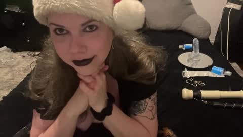 Libby Deetz online show from December 7, 10:17 am