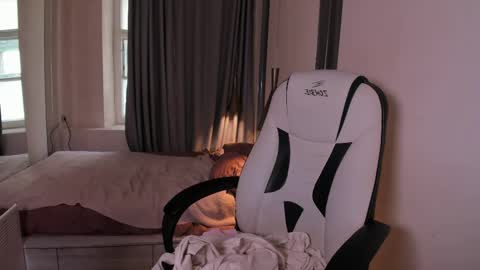  YOUR LIL STEPHANIE  online show from April 18, 12:07 pm