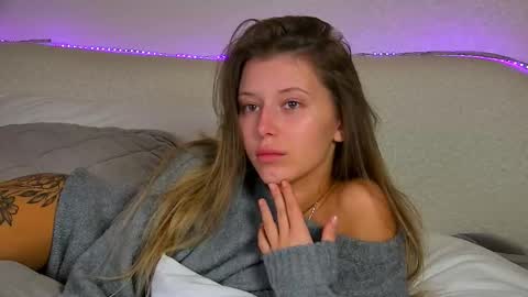 Mia online show from September 19, 6:39 am