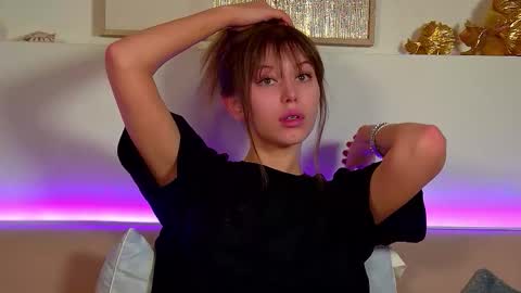 Mia online show from December 2, 6:45 am