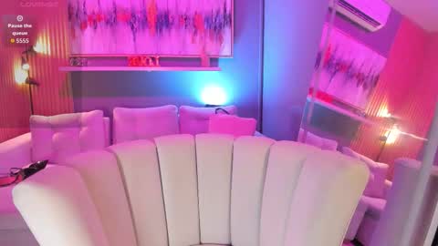 holis soy lily chang no olvides el pulgar arriba es muy importante para mi 3 independent model online show from February 3, 8:02 pm