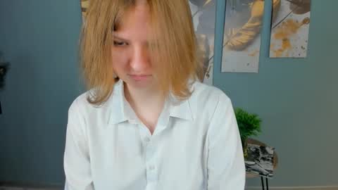 hi guys Im new here Im 18 years oldIve never had sex online show from January 12, 1:40 pm