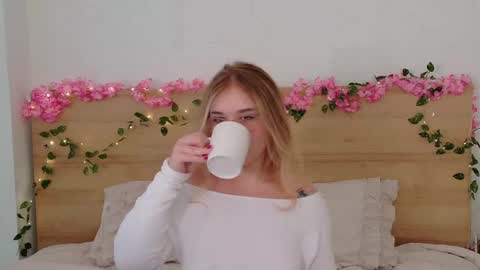 Snapshot of lilith_bonheur chatting on September 30, 12:32 am Lilith Bonheur online show from September 30, 12:32 am