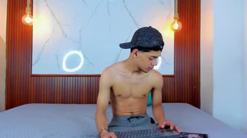 lillian_lee1 online show from April 28, 4:44 pm