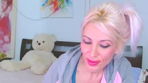 Lara online show from November 19, 9:13 pm