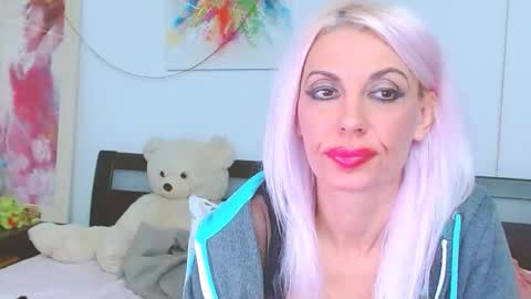 Snapshot of lillianasara chatting on October 4, 2:20 am Lara online show from October 4, 2:20 am