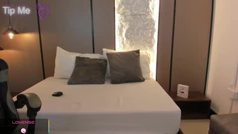 L I L L Y online show from October 9, 1:05 pm