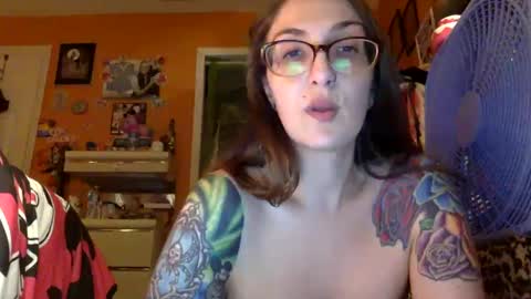 Snapshot of lillylushabae chatting on October 9, 11:21 pm hi guys im back on here 3 online show from October 9, 11:21 pm
