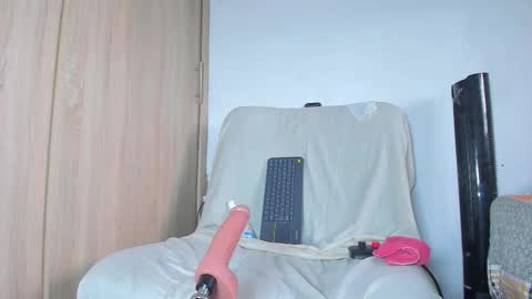 Snapshot of lily_evil chatting on October 17, 6:56 pm online show from October 17, 6:56 pm