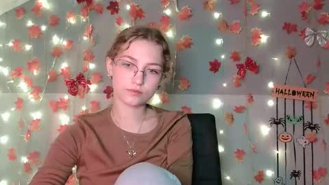 Snapshot of lily_tayberry chatting on October 9, 12:10 pm small lily online show from October 9, 12:10 pm