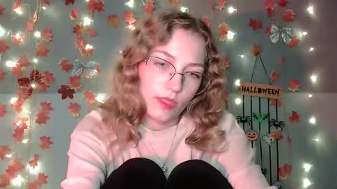 Snapshot of lily_tayberry chatting on October 15, 1:23 pm small lily online show from October 15, 1:23 pm