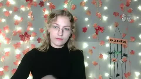 Snapshot of lily_tayberry chatting on October 7, 11:39 am small lily online show from October 7, 11:39 am