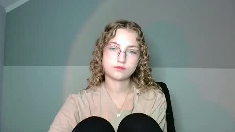 Snapshot of lily_tayberry chatting on September 8, 3:22 pm small lily online show from September 8, 3:22 pm